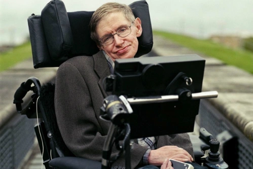 Thiên tài vật lý Stephen Hawking sống chung với căn bệnh quái ác ALS hơn 50 năm. Ảnh: SlashGear.