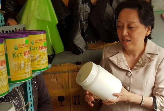 Bà Lan khuyến khích người tiêu dùng tốt nhất không nên sử dụng, lạm dụng phụ gia. Ảnh: Lê Phương.