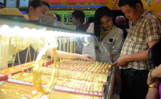 Những người có hệ thần kinh nhạy cảm không nên đeo vàng. Ảnh: Hữu Khoa
