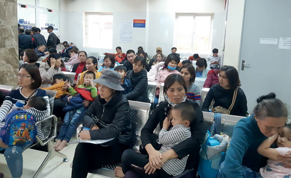 Nhiều trẻ đến viện xét nghiệm sáng 15/3. Ảnh: T.H