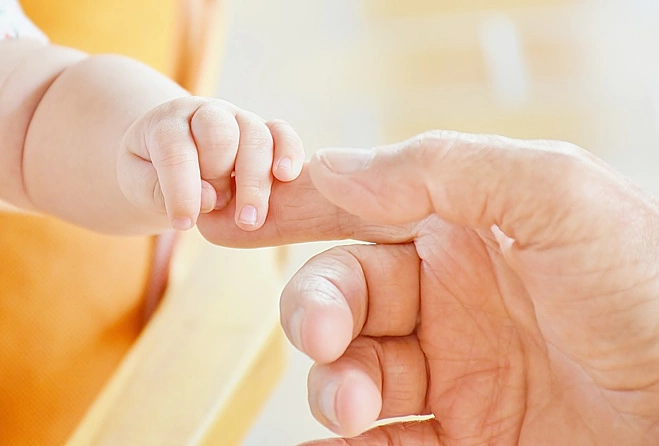 Bàn tay chứa nhiều vi khuẩn do tiếp xúc với nhiều đồ vật trong ngày. Ảnh: Health