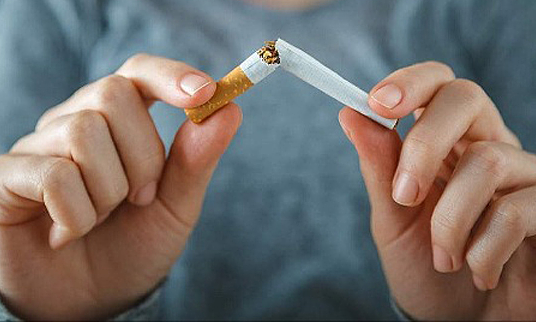 Người dùng thư giãn với hạt nhĩ châm được dán trên tai, hỗ trợ giảm căng thẳng và cải thiện sức khỏe