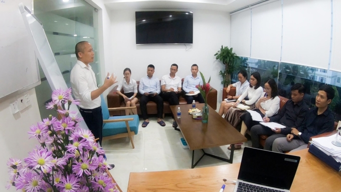 Ban lãnh đạo Elipsport họp khẩn cấp bàn chương trình cứu trợ.