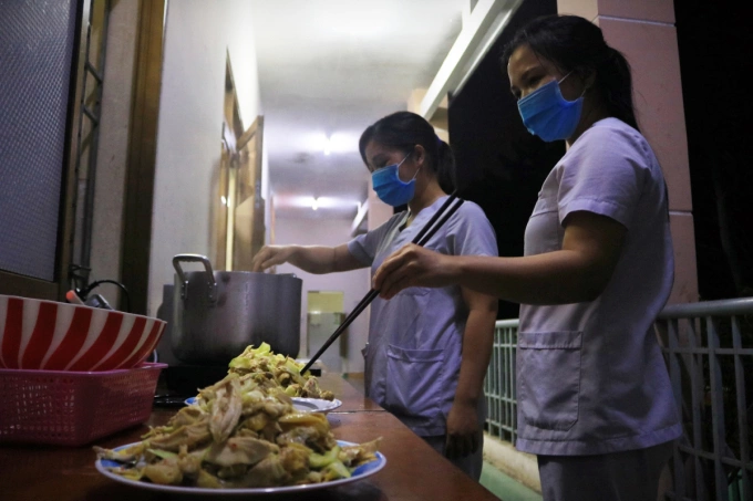 Nồi cháo gà tất niên tại Bệnh viện dã chiến Củ Chi, đêm 30 tết. Ảnh: Nhân vật cung cấp.