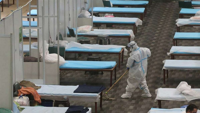 Nhân viên y tế lau dọn một bệnh viện dã chiến ở Mumbai. Ảnh: Reuters