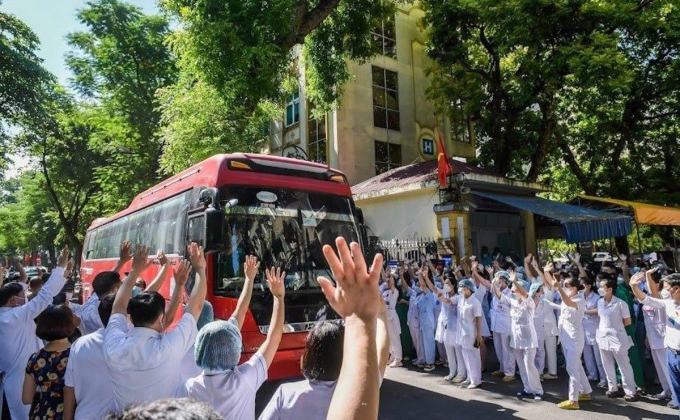 Y bác sĩ Phụ sản Trung ương chi viện TP HCM hồi tháng 8. Ảnh: Bệnh viện cung cấp