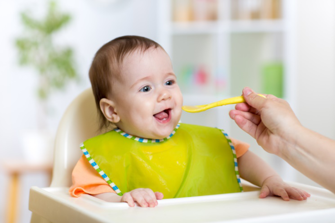 Trẻ nên tập ăn dần các loại thịt theo nguyên tắc từ ít đến nhiều. Ảnh: Shutterstock