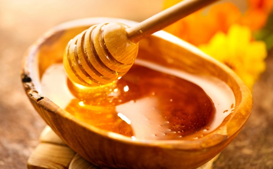 7 amazing beauty benefits of honey 6 7 hỗn hợp mật ong đẩy lùi quầng thâm mắt - Báo VnExpress Sức khỏe