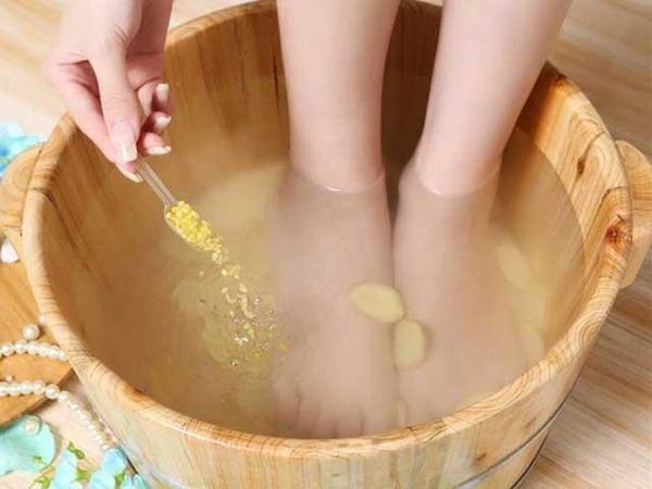 Cách khắc phục tay chân lạnh mùa đông 1 ngamchannuocgung76781615277014 3991 4723 1638358143