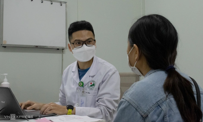 Bác sĩ Đinh Thế Tiến khám cho người có di chứng hậu Covid-19. Ảnh: Chi Lê