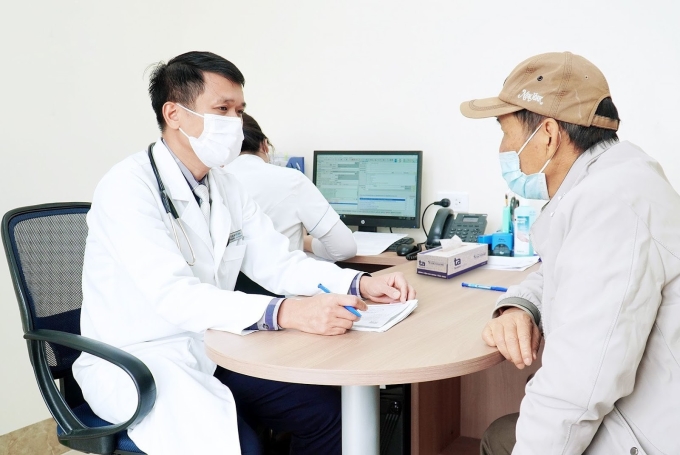 TS.BS Vũ Hữu Khiêm khám và tư vấn cho bệnh nhân tại Bệnh viện Đa khoa Tâm Anh. Ảnh: Linh Đặng.
