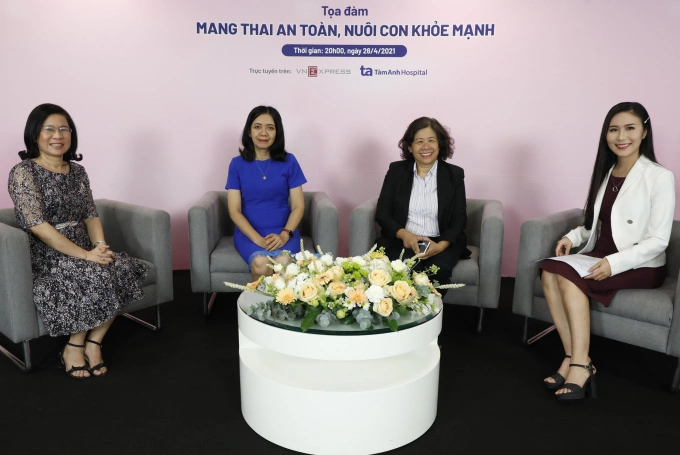 Các bác sĩ tại buổi tọa đàm. Từ trái qua: Thạc sĩ, bác sĩ Lê Phan Kim Thoa; Tiến sĩ, bác sĩ Cam Ngọc Phượng; bác sĩ chuyên khoa II Nguyễn Bá Mỹ Nhi.