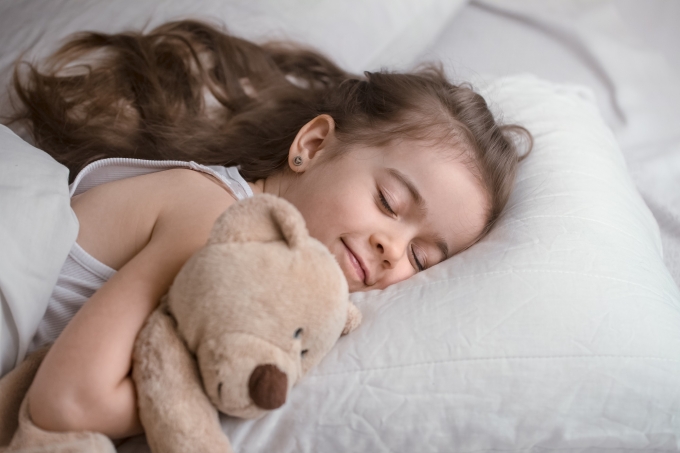 Giấc ngủ rất quan trọng đối với sự phát triển của trẻ. Ảnh: Freepik.