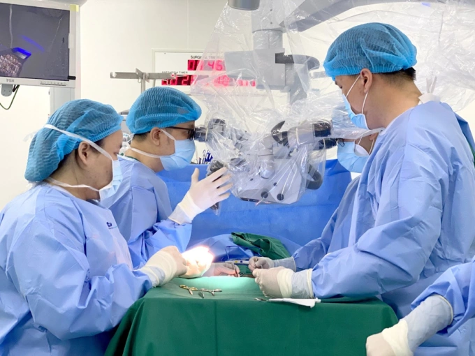ThS.BS Lê Đăng Khoa và bác sĩ Ngô Đình Triệu Vỹ thực hiện vi phẫu micro-TESE cho bệnh nhân vô sinh nam. Ảnh: BVĐK Tâm Anh