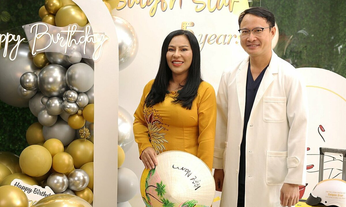 Việt kiều làm đẹp với bác sĩ Nguyễn Hữu Hoạt