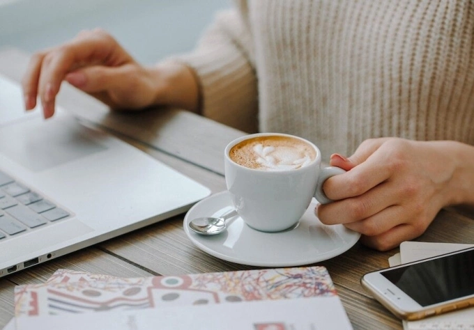 Caffeine tác động đến thần kinh trung ương khiến bạn tỉnh táo và tập trung. Ảnh: Freepik