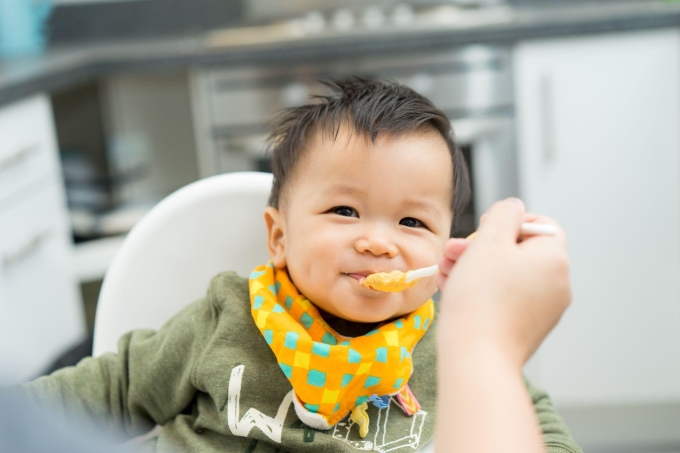 Ăn dặm đúng cách giúp hạn chế tình trạng biếng ăn. Ảnh: Shutterstock