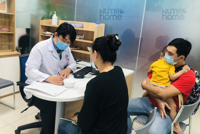 Bác sĩ đang khám, tư vấn dinh dưỡng cho phụ huynh và trẻ tại Nutrihome. Ảnh: Nutrihome