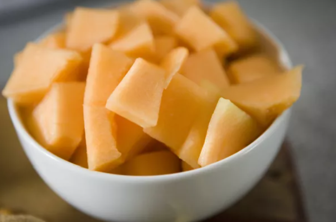 Dưa vàng chứa nhiều chất dinh dưỡng quan trọng với hàm lượng vitamin A, vitamin C, kali, chất xơ, chất chống oxy hóa dồi dào. Loại dưa này chứa nhiều nước, có vị ngọt khi ăn sống, thịt mềm nên có thể dễ dàng xay thành sinh tố. Bạn cũng có thể trộn nó với các loại salad trái cây dễ tiêu hóa khác hoặc ăn với sữa chua