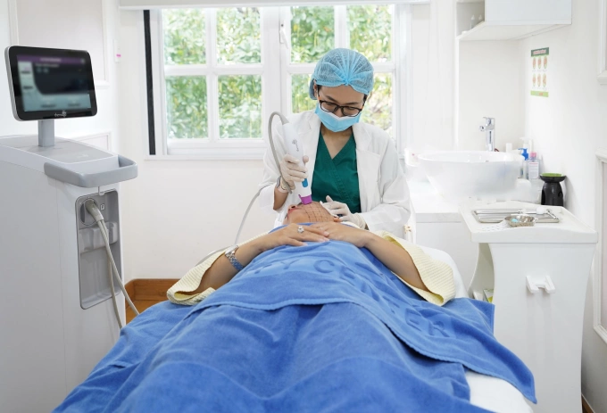 Bác sĩ Tô Lan Phương thực hiện dịch vụ Thermage FLX tại phòng khám Lux Beauty Center.