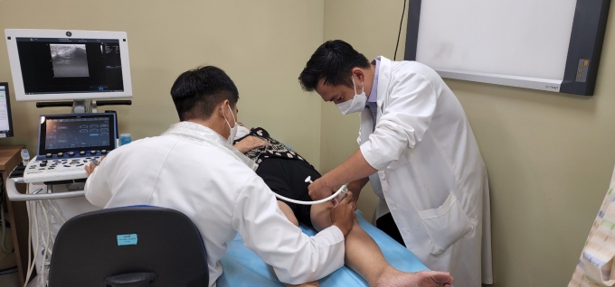 Một ca tiêm khớp gối tại Bệnh viện Đa khoa Tâm Anh. Ảnh: BVĐK Tâm Anh
