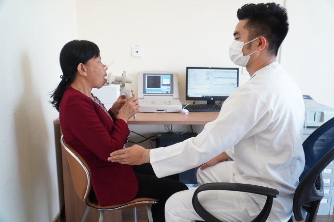 Người bệnh đo chức năng hô hấp tầm soát hen suyễn, COPD tại BVĐK Tâm Anh. Nguồn: Bệnh viện cung cấp