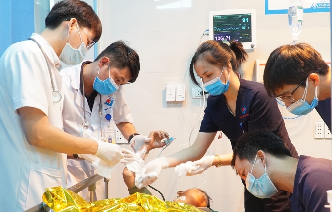 Các bác sĩ khẩn trương sơ cấp cứu, vệ sinh vết thương, chống sốc cho trẻ. Ảnh: Bệnh viện cung cấp