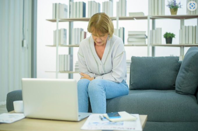 Phụ nữ cần đi khám sớm khi có dấu hiệu đau vùng bụng chậu. Ảnh: Freepik
