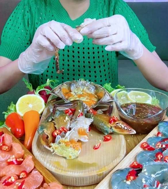 Cô gái quay clip ăn rất nhiều đồ sống. Ảnh: Ảnh cắt từ clip