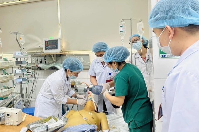 Bác sĩ điều trị cho người bệnh. Ảnh: Bệnh viện cung cấp