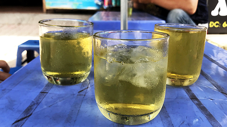 Rủi Ro Pháp Lý Khi Quán Dùng Đá Bẩn Và Giải Pháp 9 Uống trà đá vỉa hè có nguy cơ lây bệnh? - Báo VnExpress Sức khỏe