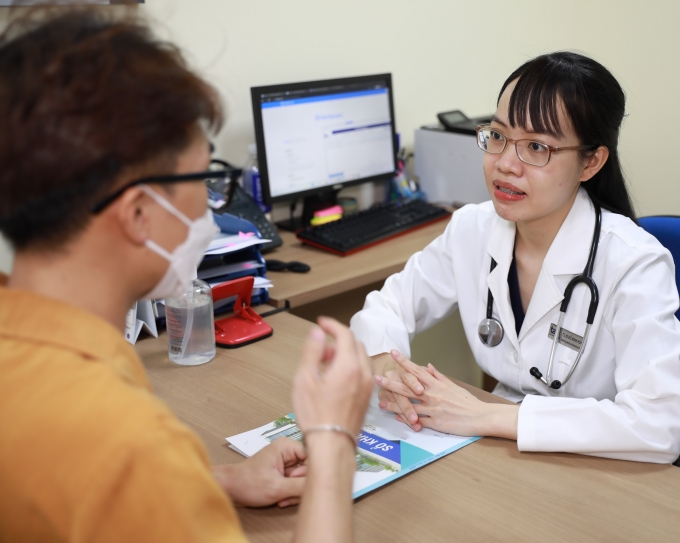Bác Sĩ Minh Thùy thăm khám cho bệnh nhân. Ảnh: Bệnh viện Đa khoa Tâm Anh