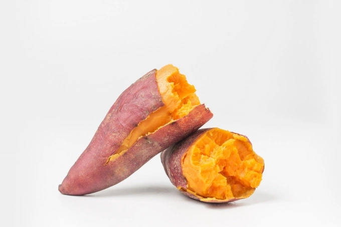 Khoai lang chưa nhiều kali, carbs, chất xơ và vitamin A. Ảnh: Freepik