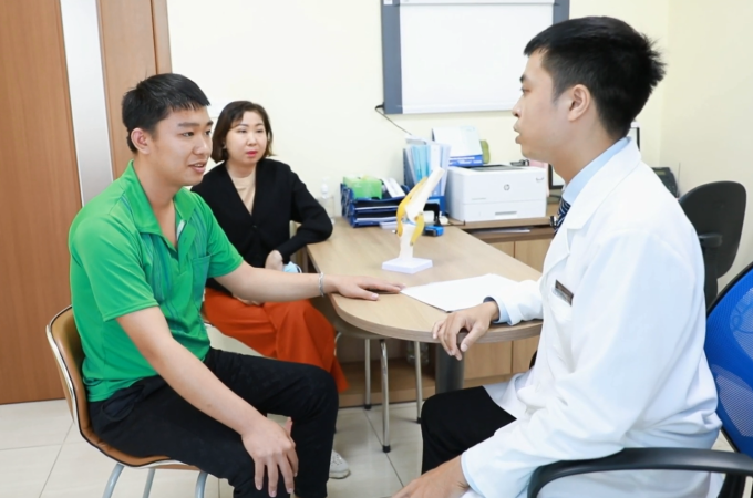 Bác sĩ Minh Tuệ tư vấn tình trạng sức khỏe cho người bệnh. Ảnh: Bệnh viện Đa khoa Tâm Anh