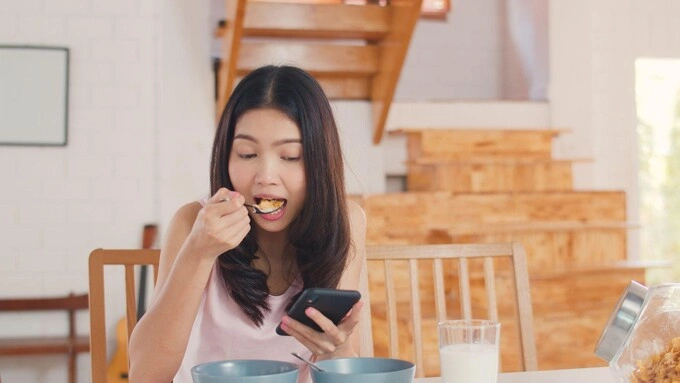 Vừa làm việc vừa ăn sáng không tố cho tiểu hóa. Ảnh: Freepik