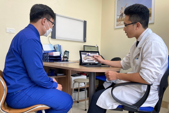 Bác sĩ An Duy chẩn đoán tình trạng đau cho bệnh nhân. Ảnh: Bệnh viện cung cấp