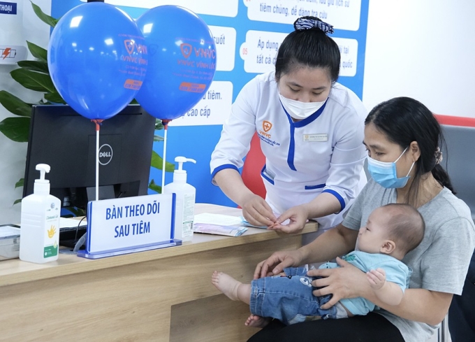 Trẻ phải được theo dõi tại cơ sở tiêm chủng ít nhất 30 phút sau tiêm. Ảnh: Mộc Thảo