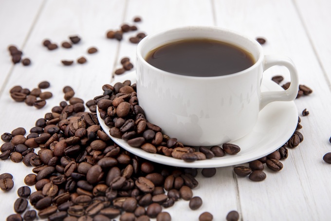 Uống nhiều cà phê chứa caffeine dễ bị đau đầu. Ảnh: Freepik