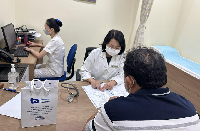 Bác sĩ Minh Trung khám và tư vấn dùng thuốc cho ông Tùng. Ảnh: Bệnh viện cung cấp
