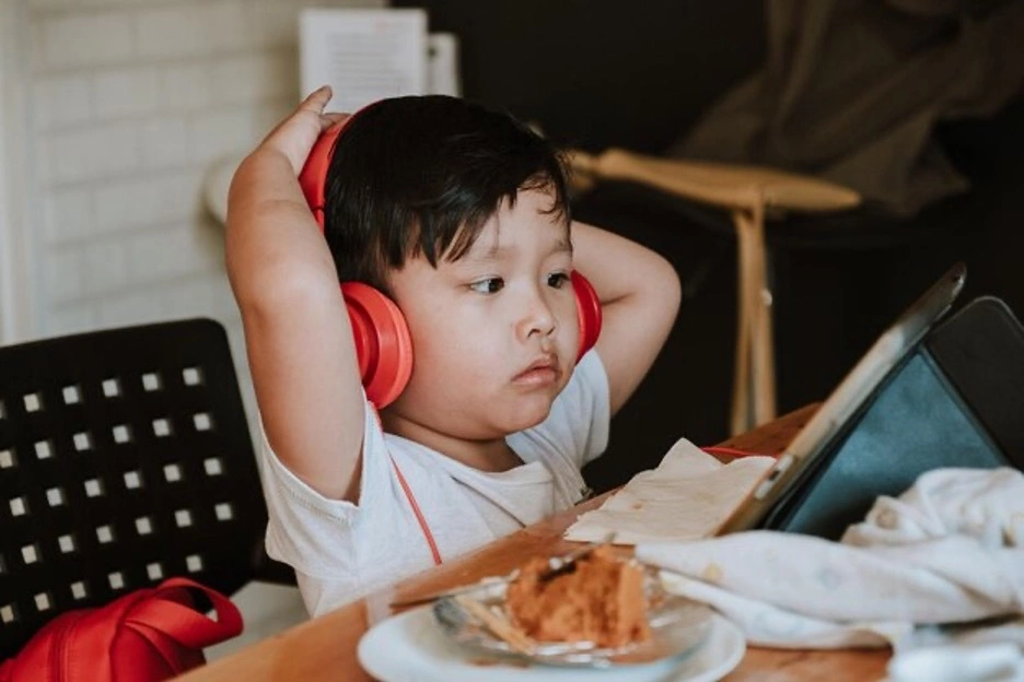 EM BÉ KHÓC ĐÒI MẸ CHO XEM ĐIỆN THOẠI TRONG LÚC ĂN DỞ