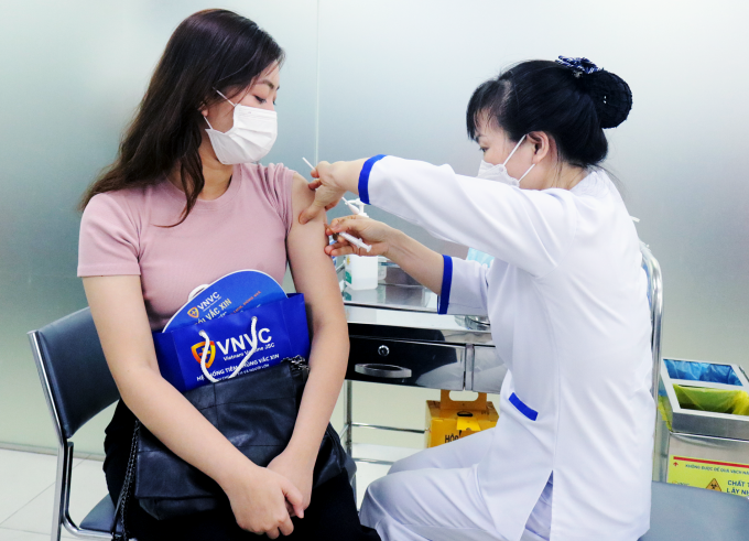 Nữ giới tiêm vaccine phòng các bệnh do HPV tại VNVC. Ảnh: Mộc Thảo
