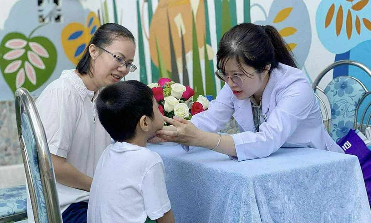 Nỗi khổ nuôi con béo gầy theo "chuẩn hàng xóm"