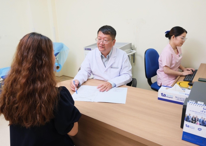 ThS.BS Lê Nhất Nguyên khám bệnh cho phụ nữ. Ảnh minh họa: Thanh Tùng