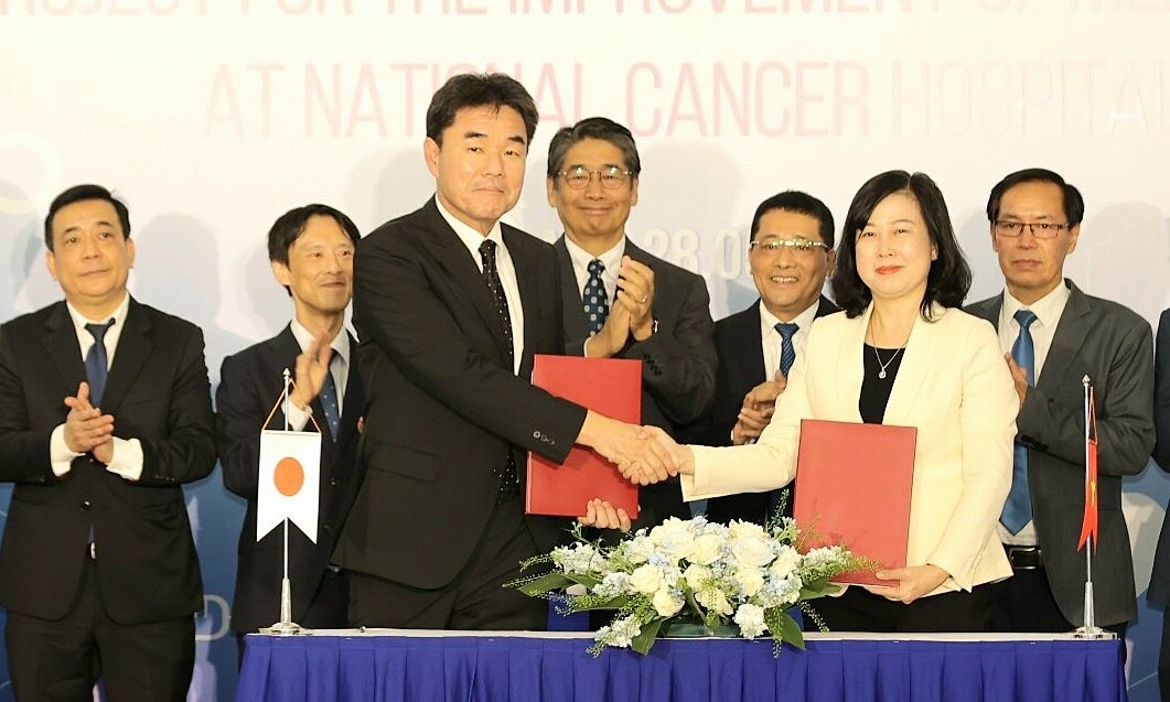 調印式に出席したダオ・ホン・ラン保健大臣、ベトナム国際協力機構の菅野雄一首席代表ら一行。 写真:ハ・トラン