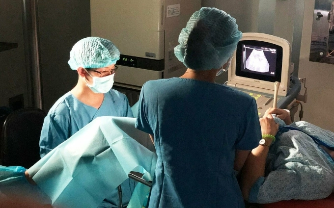 Bác sĩ Vũ thủ thuật cho bệnh nhân. Ảnh: Bệnh viện cung cấp