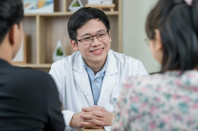 Bác sĩ Hồ Ngọc Anh Vũ tư vấn bệnh nhân. Ảnh: Bệnh viện cung cấp
