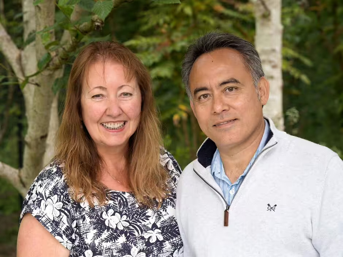 Ông Saroj Khadka và vợ Sarah. Ảnh: Saroj Khadka