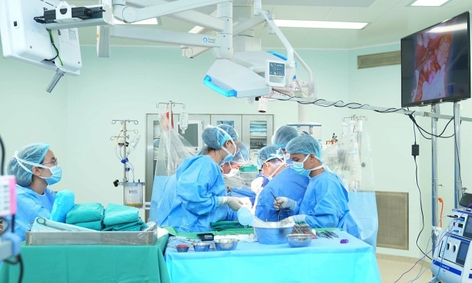 Các bác sĩ ghép gan cho bệnh nhân. Ảnh: Bệnh viện cung cấp