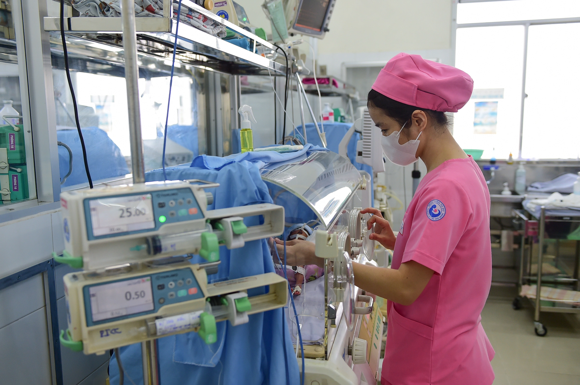 Chăm sóc trẻ sơ sinh tại Bệnh viện Từ Dũ. Ảnh: Thanh Tùng