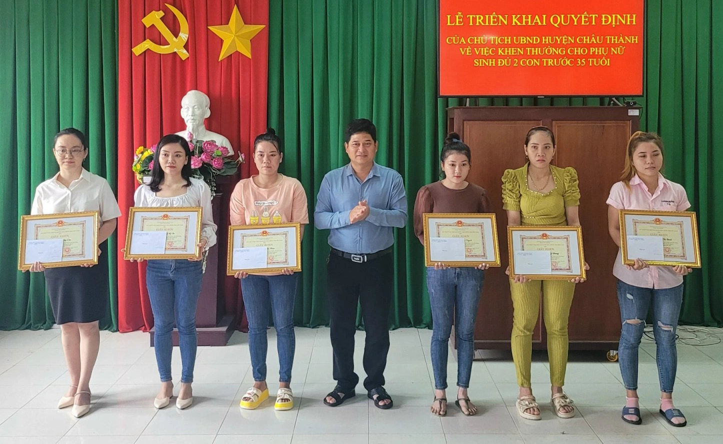 Chị Hân (ngoài cùng, bên trái) cùng 5 phụ nữ khác được khen thưởng vì sinh đủ hai con trước tuổi 35, tháng 11/2023. Ảnh: Nhân vật cung cấp